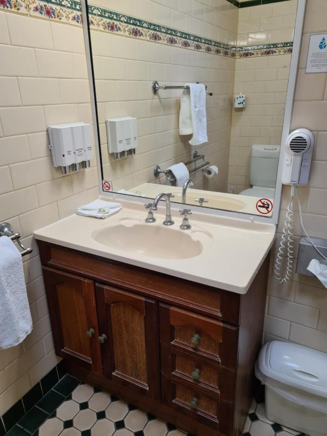 Country Gardens Motor Inn Toowoomba Bagian luar foto