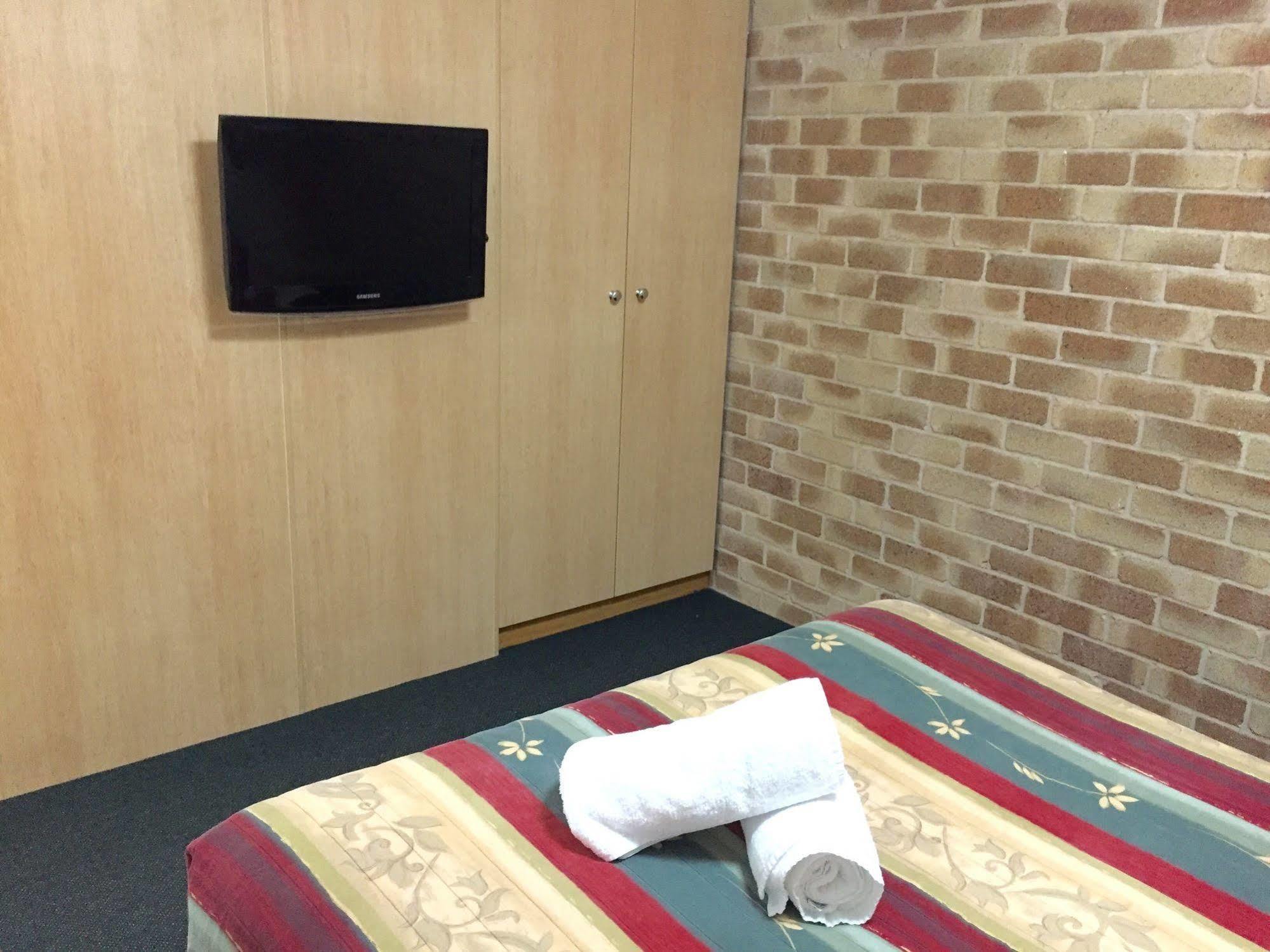 Country Gardens Motor Inn Toowoomba Bagian luar foto