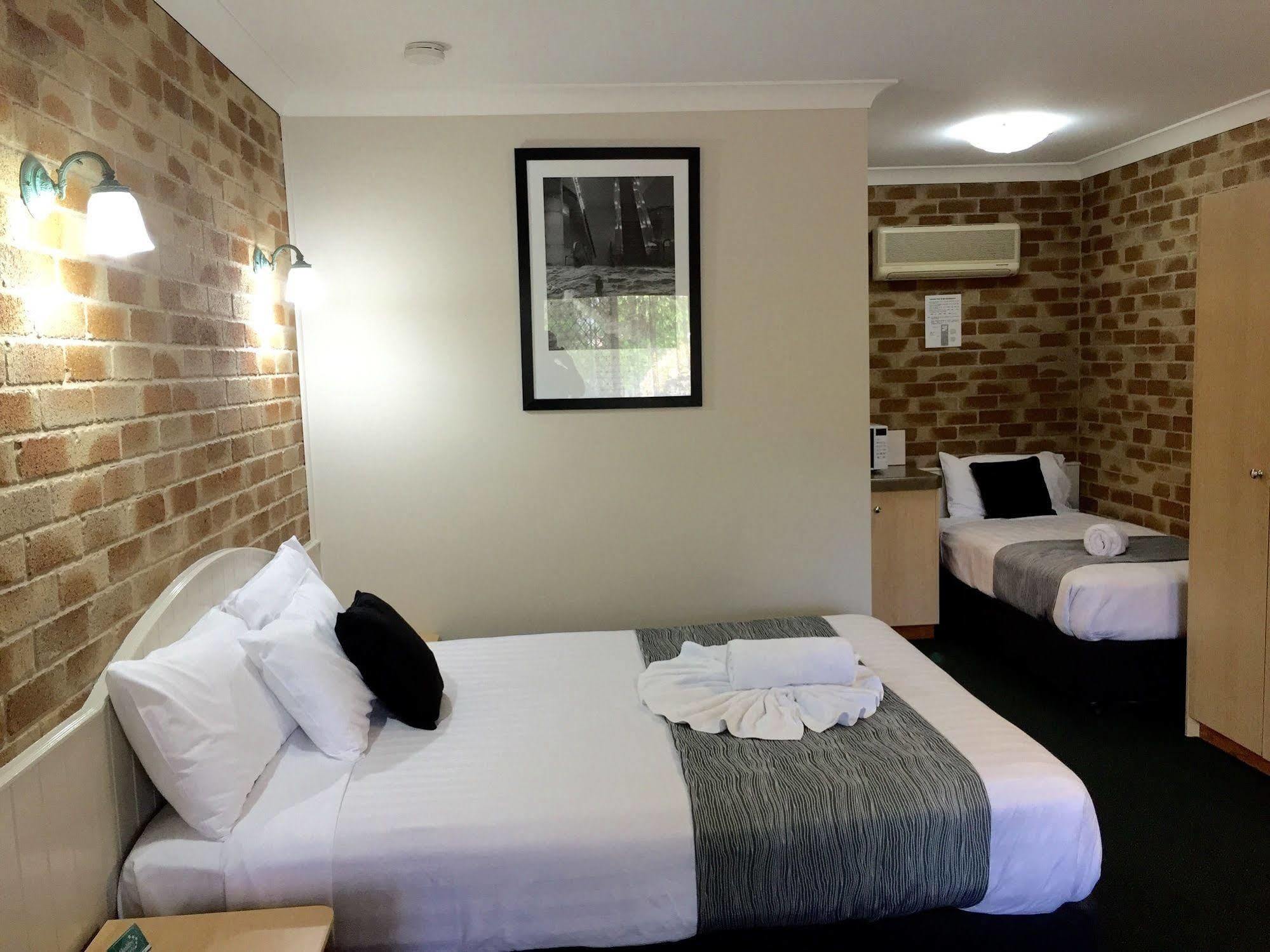 Country Gardens Motor Inn Toowoomba Bagian luar foto