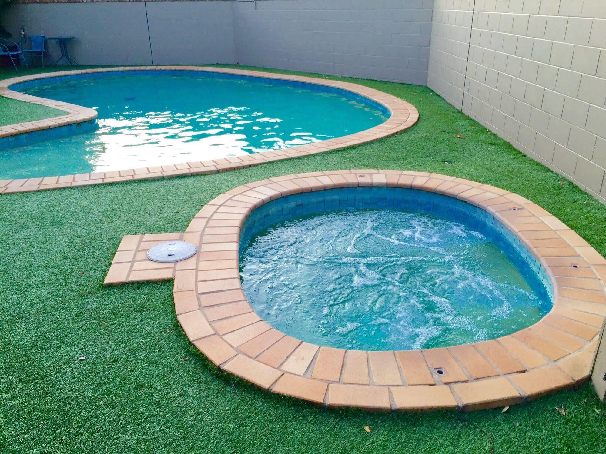 Country Gardens Motor Inn Toowoomba Bagian luar foto