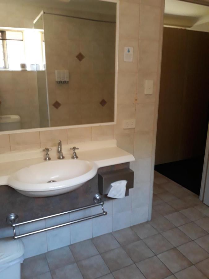 Country Gardens Motor Inn Toowoomba Bagian luar foto